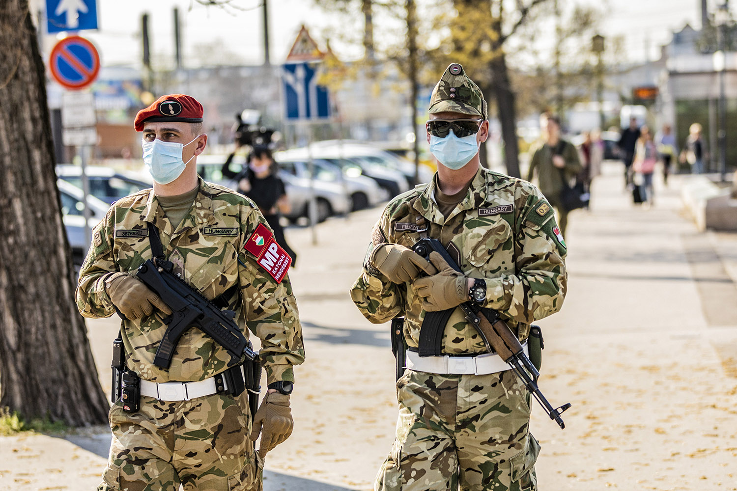 covid-19_hungarian_soldiers_armed_city_streets_1